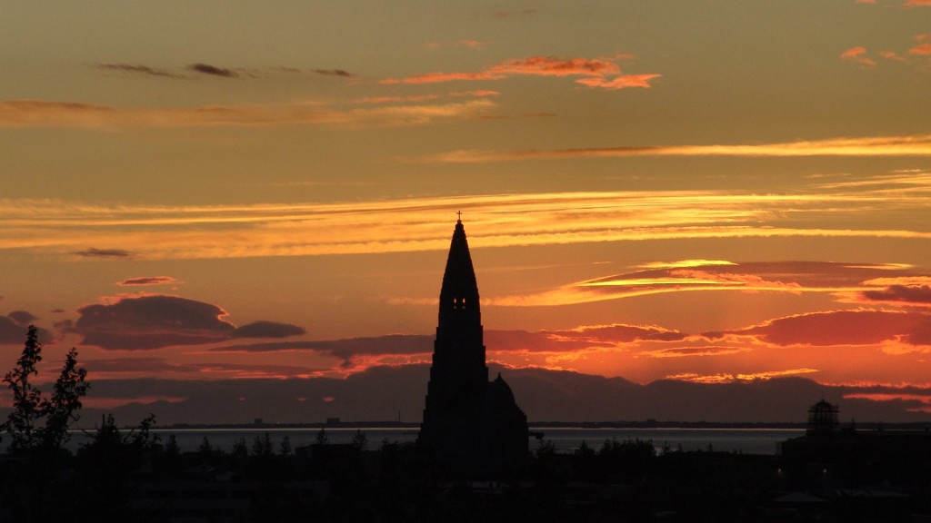 midnight sun and Hallgrimskirkja